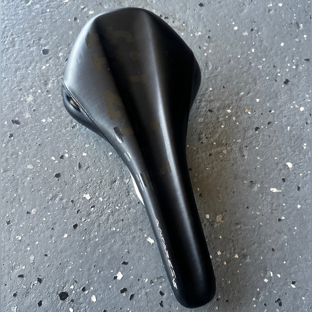 Fizik Antares Versus v5 bicycle saddle.